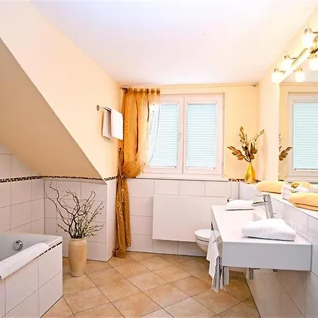 Hotel Am Rehberg Garni 4*